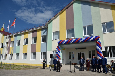 Николай Любимов побывал на торжественном открытии новой школы в Ерахтуре